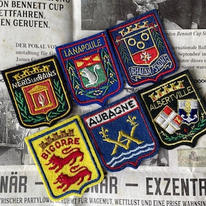 Op de afbeelding: Een rustiek houten bord met de tekst "Welcome to our home" in witte letters. Het bord heeft een verweerde afwerking en een eenvoudig, uitnodigend ontwerp, perfect voor voordeurdecoratie.