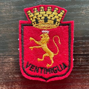 Emblemat haftowany Ventimiglia – włoska naszywka heraldyczna z lwem z Ventimiglia, Włochy – aplikacja z pamiątką z podróży w stylu vintage, złoty lew
