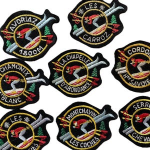 Könnte beinhalten: Ein Set aus drei Keramikbechern mit gesprenkelter, matter Oberfläche. Jeder Becher hat eine andere Farbe: hellblau, cremefarben und grau. Die Becher haben ein schlichtes, modernes Design mit runder Form und Henkel.