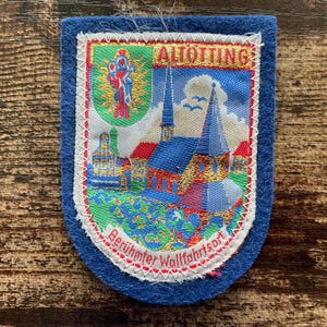 Può includere: Un set di tre tazze in ceramica con smalto screziato color crema. Ogni tazza presenta un design dipinto a mano diverso: una foglia blu e verde, un fiore giallo e una bacca rossa. Le tazze hanno un design semplice e moderno.