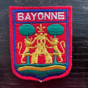 Peut inclure: Ensemble de trois tasses en céramique avec une finition mate et mouchetée. Les tasses sont de couleur crème, marron clair et marron foncé. Chaque tasse a un design simple et minimaliste et une anse arrondie.