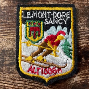 Könnte beinhalten: Rustikales Holzschild mit dem Text "Welcome to our home" in weißer Schrift. Das Schild hat eine Used-Optik und ein schlichtes, einladendes Design, ideal für die Eingangsbereichsdekoration.