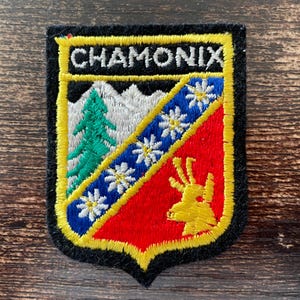 Könnte beinhalten: Rustikales Holzschild mit dem weißen Schriftzug "Welcome to our home". Das Schild hat eine Used-Optik und ein schlichtes, einladendes Design für den Eingangsbereich.