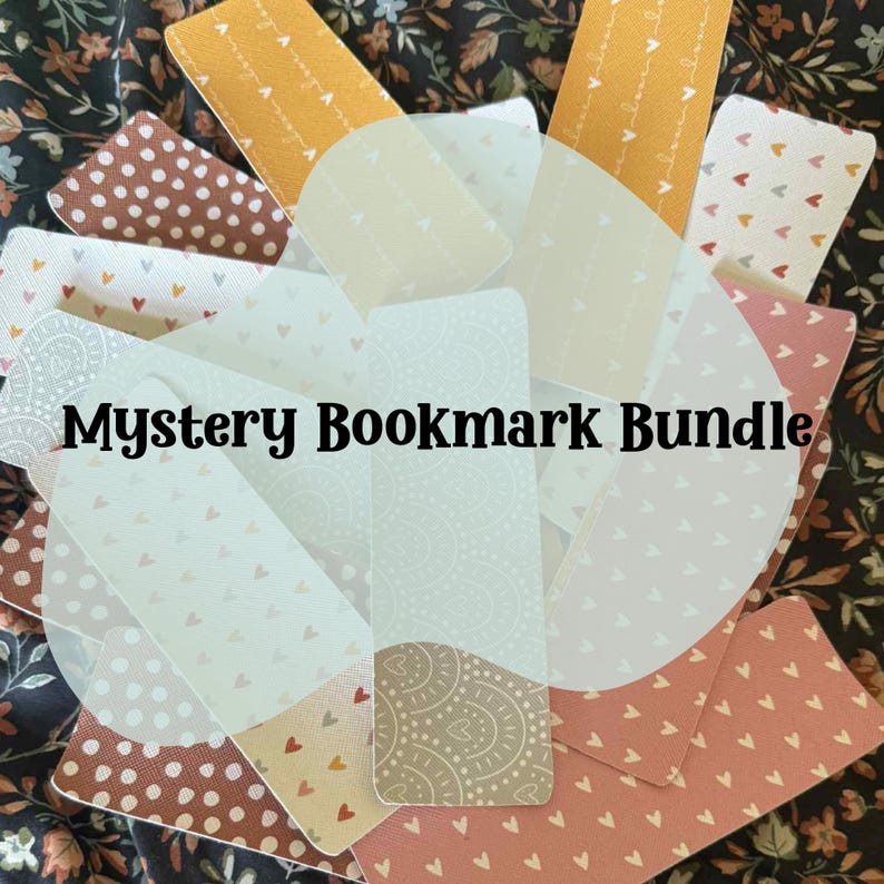 Puede incluir: Una colecci&oacute;n de marcadores variados con varios patrones y colores. Los marcadores presentan dise&ntilde;os como corazones, lunares y patrones florales. El texto "Mystery Bookmark Bundle" se muestra en negro.
