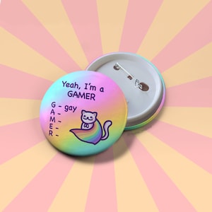 Funny Pride Button Badge | Yeah, I&#39;m a GAMER (Gay) | Round Rainbow Button Pin | Cute & Humorous LGBTQ+ Pride Cat Meme | Gift for Her or Him