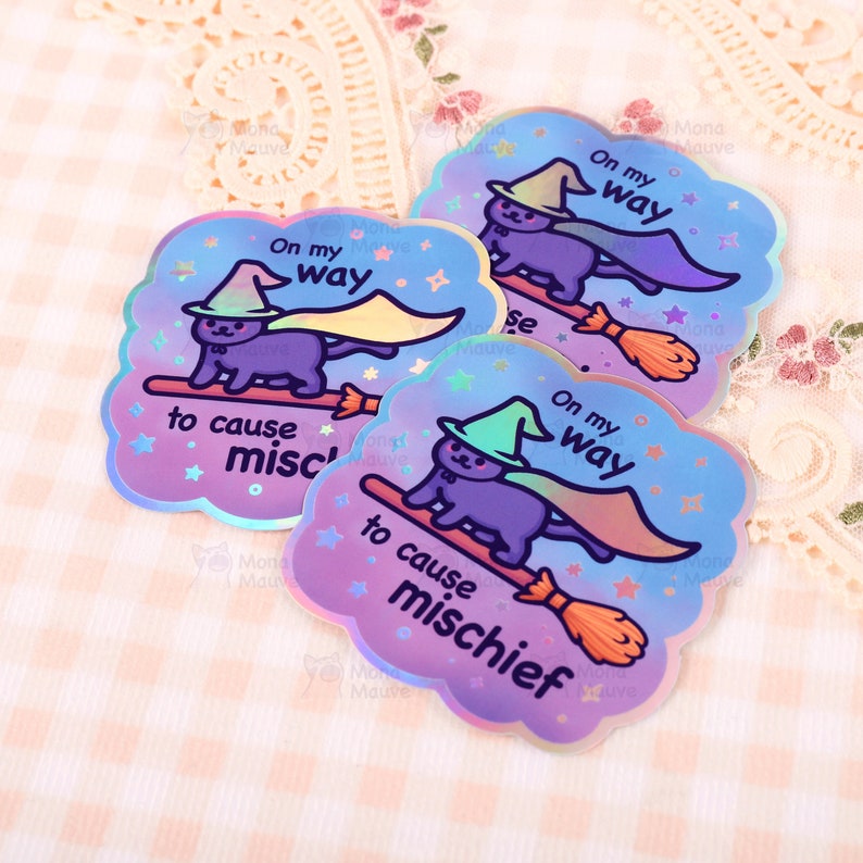 K&ouml;nnte beinhalten: Rustikales Holzschild mit dem Text "Welcome to our home" in wei&szlig;er Schrift. Das Schild hat eine Used-Optik und ein schlichtes, einladendes Design, perfekt f&uuml;r eine Veranda oder einen Eingangsbereich.