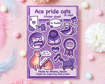 Op de afbeelding: Een vel stickers met trots asexuele katten en honden. Het vel bevat een verscheidenheid aan stickers met verschillende ontwerpen, waaronder katten die asexuele pride-vlaggen dragen, een kat die een honkbalknuppel vasthoudt en een kat die skateboardt. De tekst op het vel luidt "Ace pride cats & dogs" en "Made by @mona_mauve".