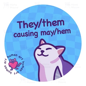 Könnte beinhalten: Ein runder blauer Aufkleber mit dem Text "They/them causing may/hem" in Lila. Rechts ist eine Cartoon-Katze mit lila und weißem Fell. Links ist eine kleine lila Katze, die ein rosa Herz hält, mit den Worten "human art" darum.