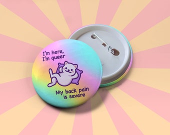 Grappige Pride Button-badge | Ik ben hier, ik ben Queer | ronde regenboog knop speld | Leuke en humoristische LGBTQ+ Pride Cat Meme | Cadeau voor haar of hem