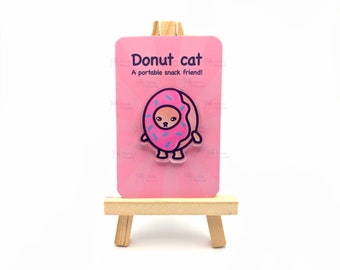 Donut kat pin | Snack Cats-collectie | 40 mm acryl badge vlinderkoppeling | Leuke kattenmeme | Grappig, duurzaam en milieuvriendelijk cadeau