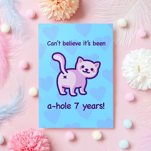 Carte d’anniversaire drôle de 7 ans | Carte mème de fesses de chat | Cadeau du 7e anniversaire pour mari, femme, petit ami, petite amie – elle ou lui.