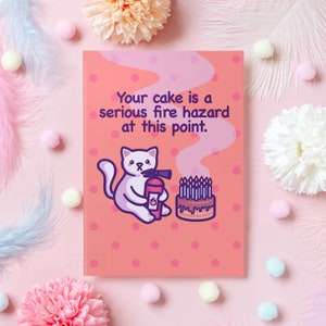 Carte d'anniversaire drôle | Votre gâteau est un risque d'incendie | Cadeau d'anniversaire chat humoristique pour meilleur ami, petit ami, petite amie, mari - elle ou lui
