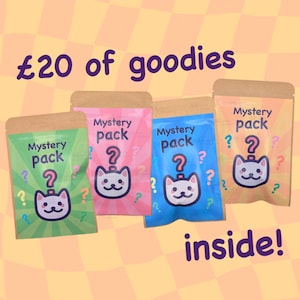 Op de afbeelding: Vier kleurrijke mystery packs met een kattengezichtlogo en vraagtekens. De packs zijn groen, roze, blauw en oranje. Tekst op de packs luidt "Mystery pack" en "inside!"