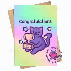 Może przedstawiać: Kartka okolicznościowa z tęczowym tłem przedstawiająca fioletowego kota trzymającego trofeum z napisem "you smashed it!" oraz słowem "Congratulations!" powyżej. Kartka jest w brązowej kopercie i zawiera okrągłe logo.