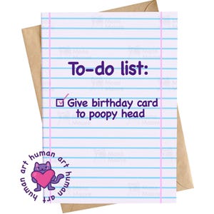 K&ouml;nnte beinhalten: Eine humorvolle Gru&szlig;karte mit einem Design aus liniertem Papier. Der Text "To-do list:" steht &uuml;ber einem angekreuzten K&auml;stchen mit dem Text "Give birthday card to poopy head". Eine lila Katze mit einem rosa Herzen befindet sich in der Ecke.