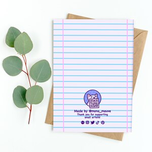 K&ouml;nnte beinhalten: Eine Gru&szlig;karte mit einem linierten Papierdesign, mit blauen horizontalen Linien und rosa vertikalen Linien. Die Karte enth&auml;lt ein Katzenlogo und den Text "Made by @mona_mauve. Thank you for supporting small artists!"