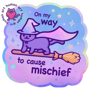 K&ouml;nnte beinhalten: Eine lila Katze mit Hexenhut und Umhang, die auf einem Besen reitet, mit dem Text "On my way to cause mischief". Das Bild hat einen holografischen Effekt mit Sternen und einer kleinen Katze, die ein Herz h&auml;lt.