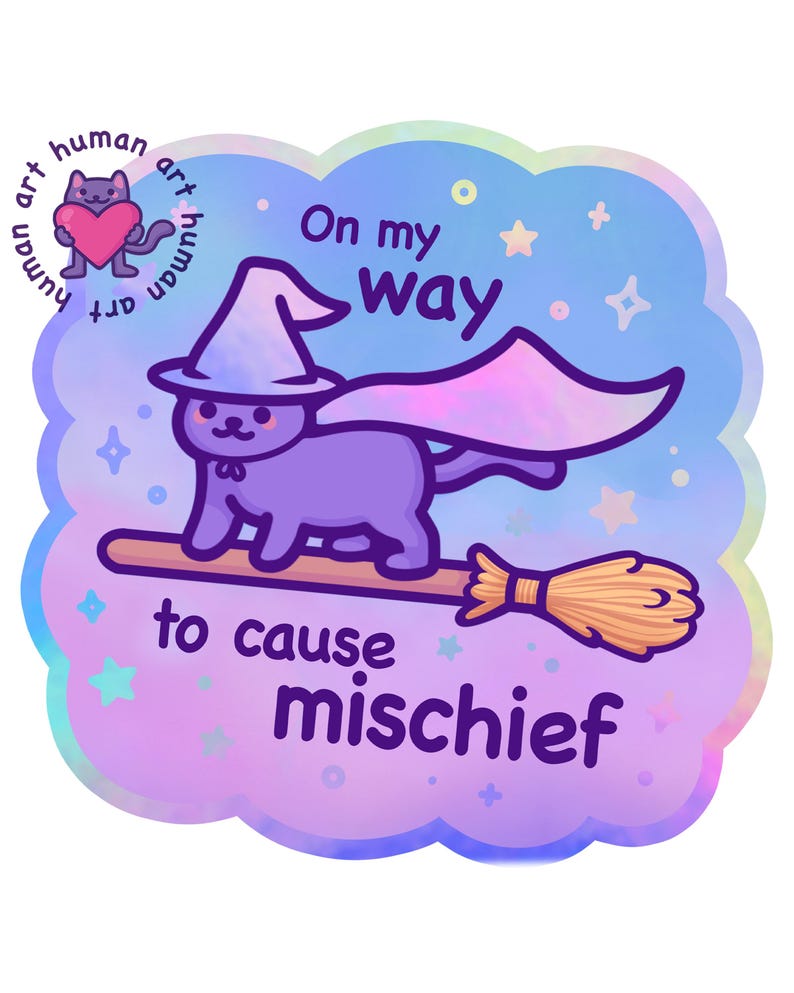 K&ouml;nnte beinhalten: Eine lila Katze mit Hexenhut und Umhang, die auf einem Besen reitet, mit dem Text "On my way to cause mischief". Das Bild hat einen holografischen Effekt mit Sternen und einer kleinen Katze, die ein Herz h&auml;lt.