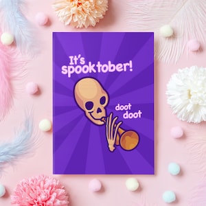 Carte drôle d'Halloween | C'est Spooktober ! | Doot Skull Trompette Meme | Invitation à la fête d'Halloween ou carte de vœux pour la saison effrayante !