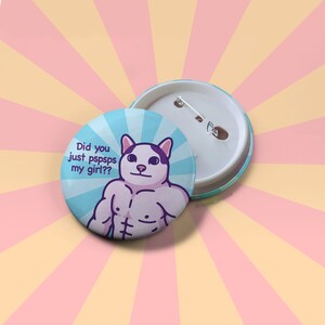 Puede incluir: Un botón azul y blanco con una imagen de dibujos animados de un gato musculoso con el texto "Did you just pspsps my girl??".