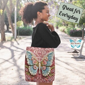 K&ouml;nnte beinhalten: Eine Tragetasche mit einem detaillierten Schmetterlingsdesign. Der Schmetterling hat hellblaue und wei&szlig;e Fl&uuml;gel, verziert mit rosa und gelben Blumen, vor einem rosa floralen Hintergrund. Auf der Tasche steht "Great for Everyday".