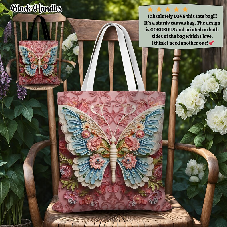 K&ouml;nnte beinhalten: Eine Tragetasche aus Canvas mit einem gro&szlig;en Schmetterlingsdesign. Der Schmetterling hat hellblaue und rosa Fl&uuml;gel mit floralen Akzenten. Die Tasche hat wei&szlig;e Griffe und schwarze Griffe auf dem inset Bild. Der Hintergrund ist ein rosa Blumenmuster.