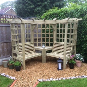 Stunning Corner Arbour Sits 4