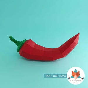 Pode incluir: Um pimentão vermelho geométrico de papel com uma haste verde, sobre um fundo turquesa. A imagem inclui o texto "PDF | DXF | SVG" e um logotipo da Lowpoly Paper.