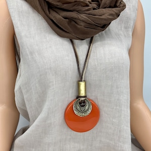 Collier tendance orange : gros pendentif en bronze, bijoux audacieux