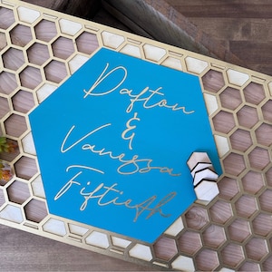 Alternative hexagonale au livre d&#39;or de mariage : enseigne en bois unique