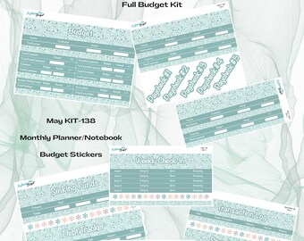 Può includere: Un kit di budget stampabile con adesivi per un planner mensile o un quaderno. Il kit include un tracker di budget, un tracker di fondi di risparmio, un tracker di debiti, un check-in settimanale, un tracker di busta paga, un registro di transazioni e un tracker di spese. Gli adesivi sono in uno schema di colori blu chiaro e verde con un motivo a pois bianchi.