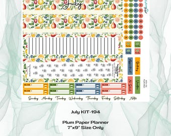 Puede incluir: Una hoja de pegatinas para planificador con temática de julio. El diseño incluye ilustraciones de frutas, líneas verticales y fechas de calendario. La hoja también presenta etiquetas para citas, cumpleaños y vacaciones. El planificador mide 17.78cm x 22.86cm.