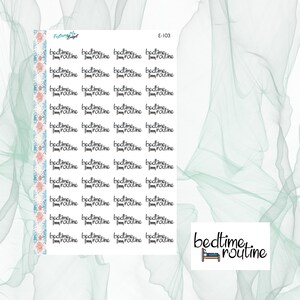 Könnte beinhalten: Ein Bogen mit 24 Aufklebern mit dem Text "bedtime routine" und einer kleinen Illustration eines Bettes. Die Aufkleber sind in einem Raster angeordnet. Der Hintergrund ist ein hellblaues und weißes Aquarelldesign.