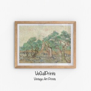 Pode incluir: Uma impressão de arte vintage emoldurada de uma pintura que retrata uma paisagem com árvores e figuras. A pintura está em uma paleta de cores suaves com tons de verde, marrom e azul. A impressão está emoldurada em uma moldura de madeira clara.
