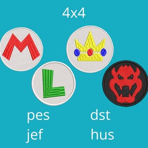 Könnte beinhalten: Vier gestickte Patches mit verschiedenen Designs. Die Patches sind weiß mit einem roten 'M', einer gelben Krone mit blauen Edelsteinen, einem grünen 'L' und einem schwarzen Patch mit einem roten Bowser-Kopf.