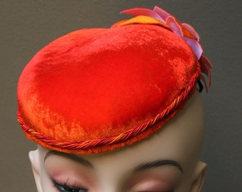 Nouveau Pilulier Fascinator femme par Alexander & Hallatt en velours de soie flamme (tons orange, rouge, or) sur une base de buckram