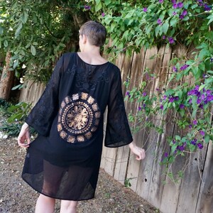 Abito nero ricamato trasparente riciclato - Disegni mandala in bronzo metallico personalizzati - Ritiro yoga - Boho Vibes