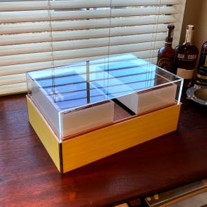 Humidor z żółtego platana z mahoniem, higrometrem premium i spodem ze szwedzkiej skóry - pojemność 200 cygar