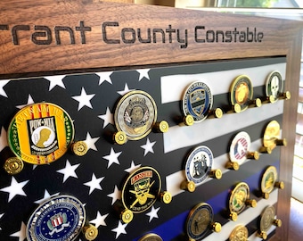 Portamonedas de 24 quilates con bandera de policía, fabricado en EE. UU., exhibición premium, ideal para pared o escritorio. Regalo perfecto para medallas de jubilación o ascenso.