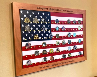 54 kt. muntdisplay met Amerikaanse vlag voor aan de muur. Perfect cadeau voor promotie van pensioen.  Geweldig moedercadeau voor hun soldaat