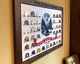 54 kts legervlagmuntendisplay voor aan de muur. Perfect cadeau voor promotie van pensioen.  Geweldig moedercadeau voor hun soldaat