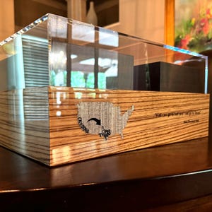 Możliwość personalizacji – Humidor z drewna zebrano z mahoniem, wysokiej jakości higrometrem i spodem ze szwedzkiej skóry – pojemność 200 cygar