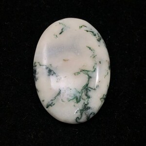 Pode incluir: Caboch&atilde;o oval branco com inclus&otilde;es de &aacute;gata musgosa verde.