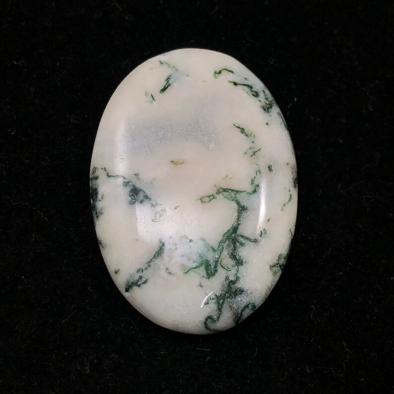 Pode incluir: Caboch&atilde;o oval branco com inclus&otilde;es de &aacute;gata musgosa verde.