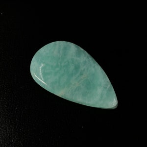 Pu&ograve; includere: Un cabochon di acquamarina blu chiaro a forma di lacrima.