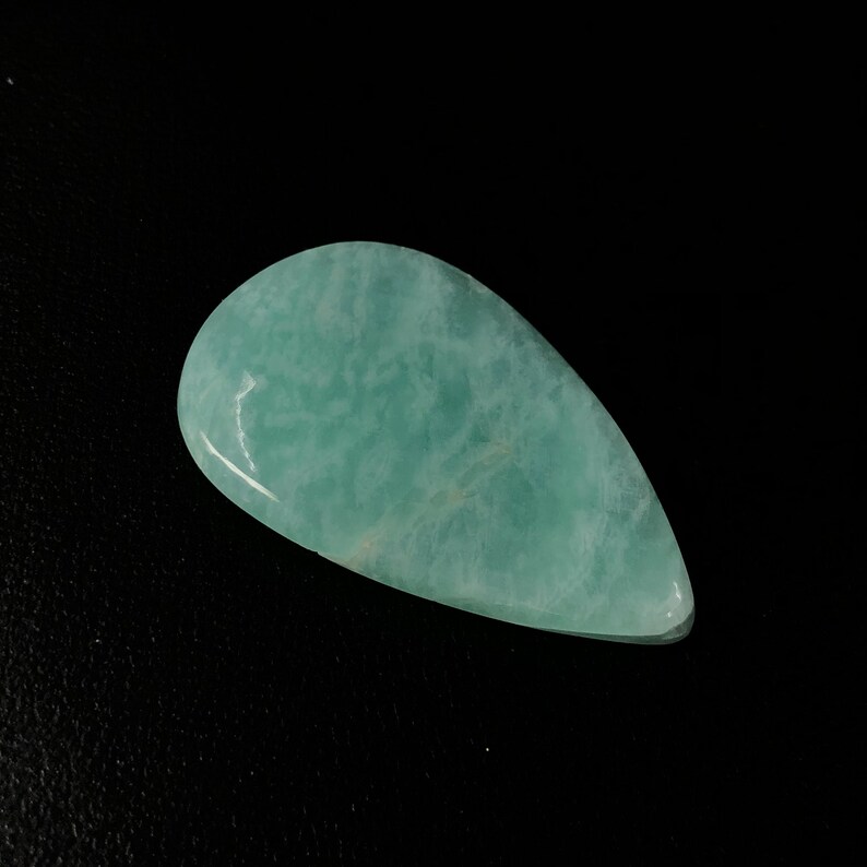 Pu&ograve; includere: Un cabochon di acquamarina blu chiaro a forma di lacrima.