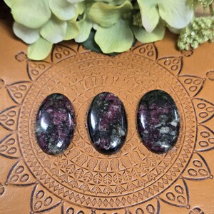 Cabochão de eudialito, pedra preciosa eudialito oval natural, pedra preciosa eudialito solta para joias (3 peças)