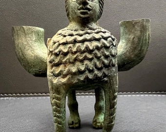 Figura mítica de bronce de una antigua esfinge del Cercano Oriente con calidad de museo