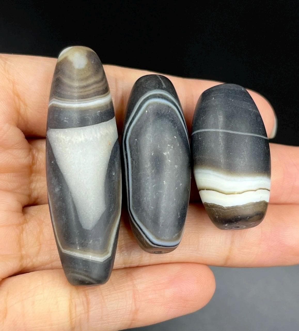 ユニークな本物の古代の大きな縞模様の瑪瑙石Dzi 3ビーズ、良好な状態