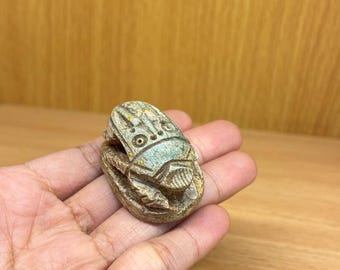 非常に珍しい古代エジプトの大きな釉薬をかけた石のスカラベの印章像（紀元前500年頃）